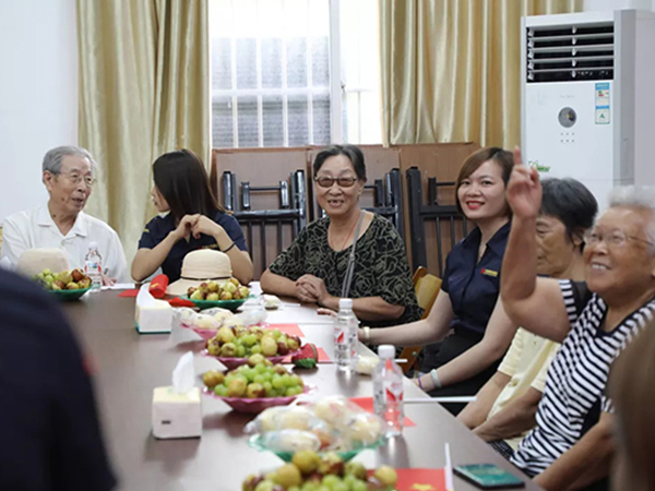 中庭裝飾集團(tuán)丨“情暖中秋，將愛傳承”——走進(jìn)金浦社區(qū)慰問高齡老人
